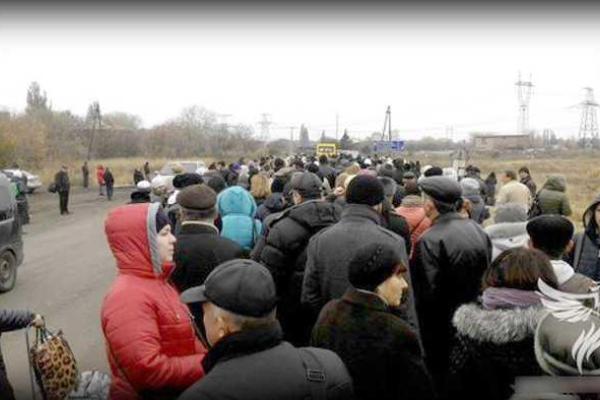 Боевики запугивают желающих выехать на территорию Украины: на КПП грабят, а также избивают граждан 