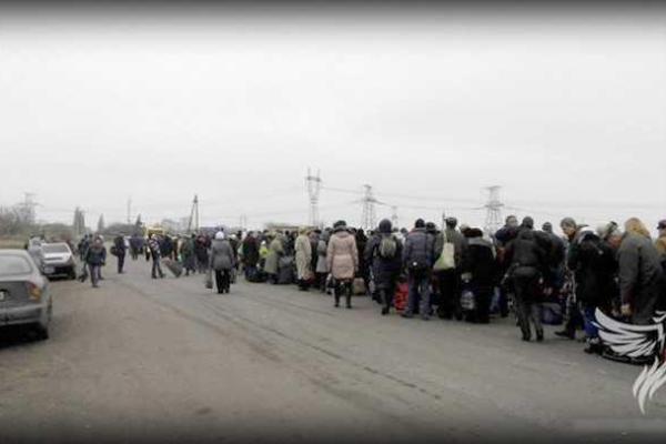 Боевики запугивают желающих выехать на территорию Украины: на КПП грабят, а также избивают граждан 