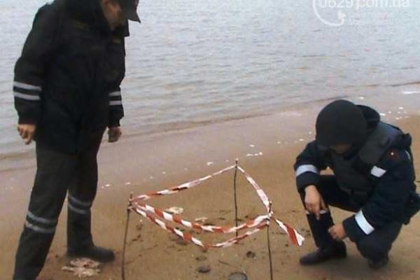 Штормовая волна прибила к мариупольскому пляжу боевую мину Штормовая волна прибила к мариупольскому пляжу боевую мину