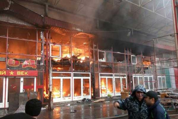 Во время пожара в Харькове на рынке "Барабашово" вьетнамцы дрались со спасателями, а мародеры крали вещи Во время пожара в Харькове на рынке "Барабашово" вьетнамцы дрались со спасателями, а мародеры крали вещи