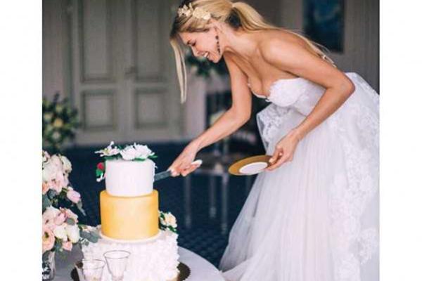 Вера Брежнева показала фото в свадебном наряде и с праздничным тортом