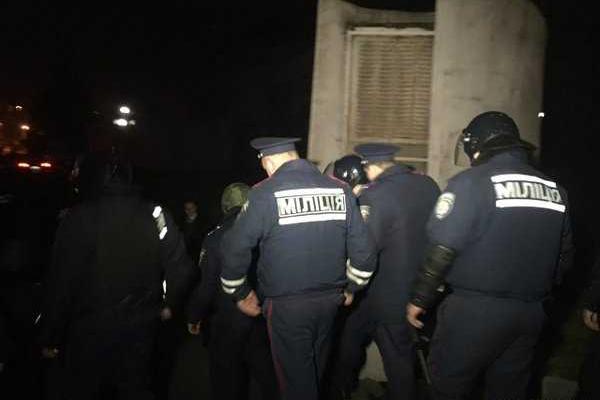 В Кривом Роге начались столкновения: милиция пыталась разогнать митингующих В Кривом Роге начались столкновения: милиция пыталась разогнать митингующих