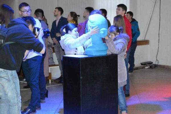 Во Львове открыли выставку скульптур для незрячих людей Во Львове открыли выставку скульптур для незрячих людей