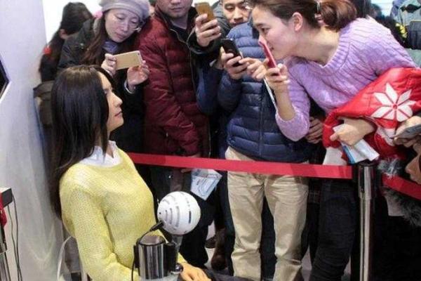 На выставке робототехники в Китае представлена усовершенствованная женщина-андроид