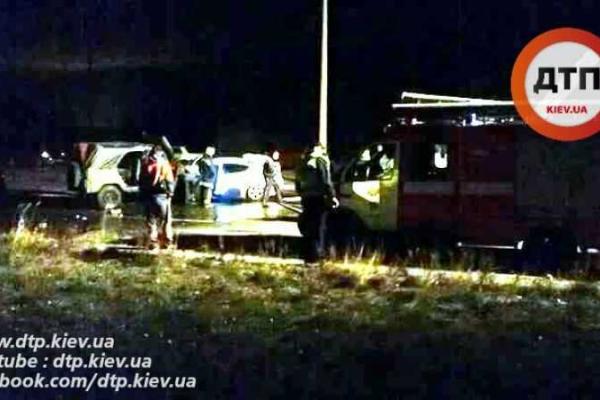 Кровавое ДТП в Киеве: два человека погибли, за жизнь еще троих борются медики Кровавое ДТП в Киеве: два человека погибли, за жизнь еще троих борются медики