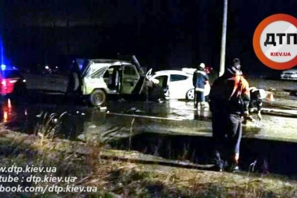 Кровавое ДТП в Киеве: два человека погибли, за жизнь еще троих борются медики Кровавое ДТП в Киеве: два человека погибли, за жизнь еще троих борются медики