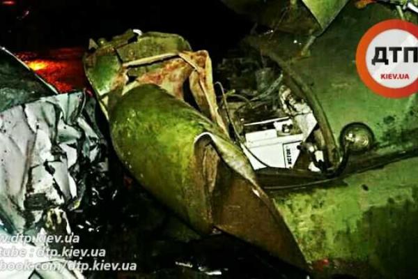 Кровавое ДТП в Киеве: два человека погибли, за жизнь еще троих борются медики Кровавое ДТП в Киеве: два человека погибли, за жизнь еще троих борются медики