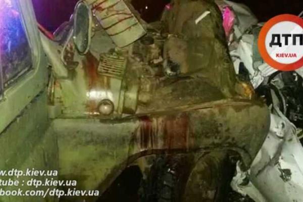 Кровавое ДТП в Киеве: два человека погибли, за жизнь еще троих борются медики Кровавое ДТП в Киеве: два человека погибли, за жизнь еще троих борются медики