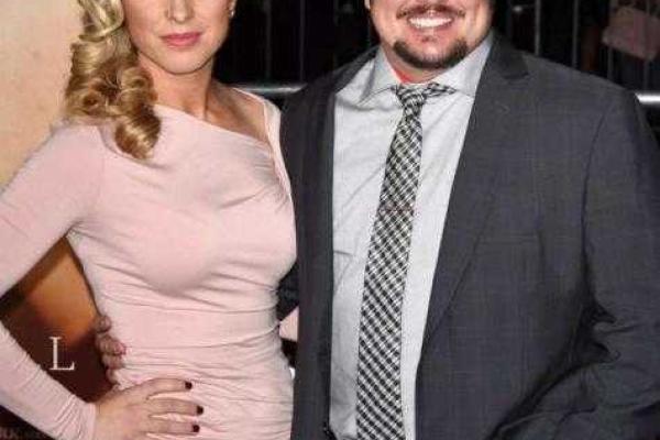 Дочь певицы Шер, ставшая мужчиной, показала публике свою возлюбленную