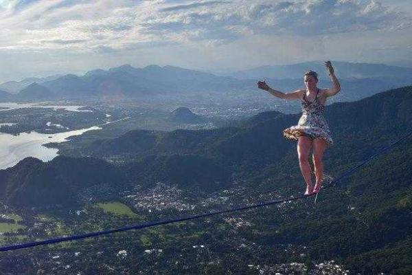 Американка-экстремалка пробежалась на каблуках по канату над пропастью 