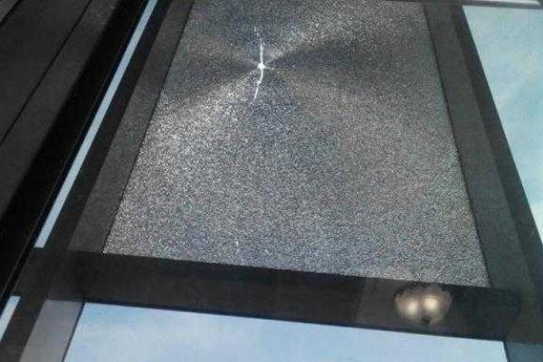 Журналистам продемонстрировали "раненое" окно в кабинете Шокина  Журналистам продемонстрировали "раненое" окно в кабинете Шокина