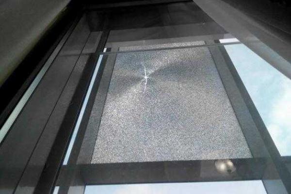 Журналистам продемонстрировали "раненое" окно в кабинете Шокина  Журналистам продемонстрировали "раненое" окно в кабинете Шокина