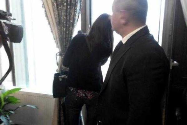 Журналистам продемонстрировали "раненое" окно в кабинете Шокина  Журналистам продемонстрировали "раненое" окно в кабинете Шокина