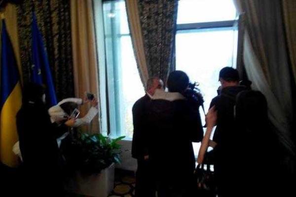 Журналистам продемонстрировали "раненое" окно в кабинете Шокина  Журналистам продемонстрировали "раненое" окно в кабинете Шокина