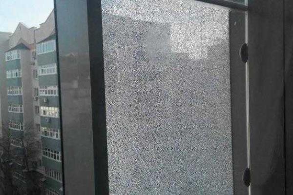 Журналистам продемонстрировали "раненое" окно в кабинете Шокина  Журналистам продемонстрировали "раненое" окно в кабинете Шокина