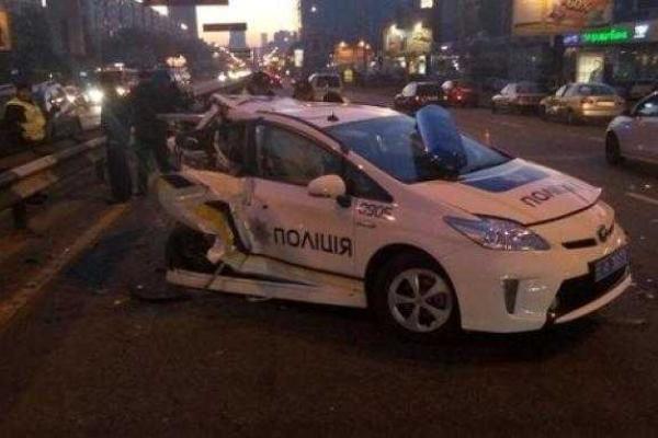 В столице пьяный водитель превратил новенькую машину полицейских в груду железа
