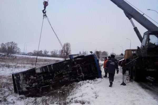 На Сумщине перевернулся и упал в кювет автобус с пассажирами На Сумщине перевернулся и упал в кювет автобус с пассажирами