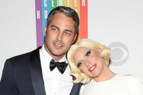 Эпатажная Леди Гага пригласила в любовное ложе вторую девушку 