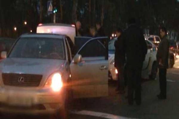 В Киеве водитель авто умышленно сбил сотрудника полиции В Киеве водитель авто умышленно сбил сотрудника полиции