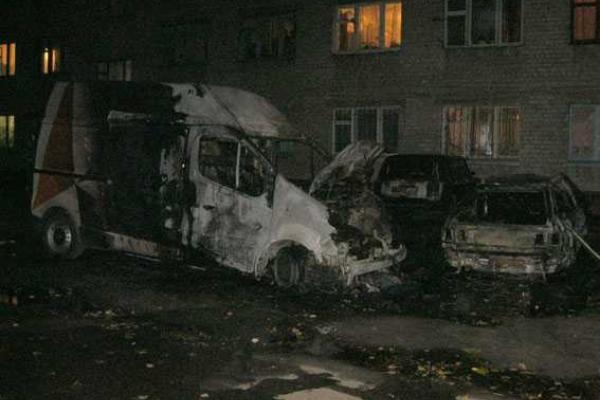 На ночной улице Кременчуга сгорели сразу три автомобиля На ночной улице Кременчуга сгорели сразу три автомобиля