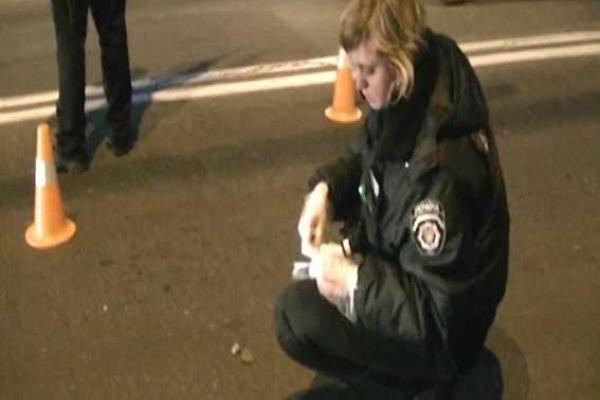 В Киеве водитель авто умышленно сбил сотрудника полиции В Киеве водитель авто умышленно сбил сотрудника полиции