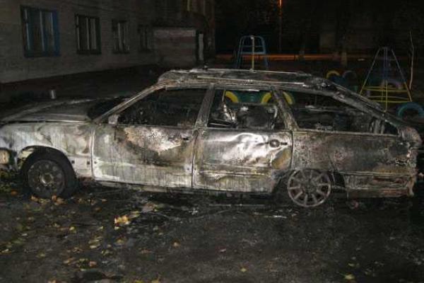 На ночной улице Кременчуга сгорели сразу три автомобиля На ночной улице Кременчуга сгорели сразу три автомобиля