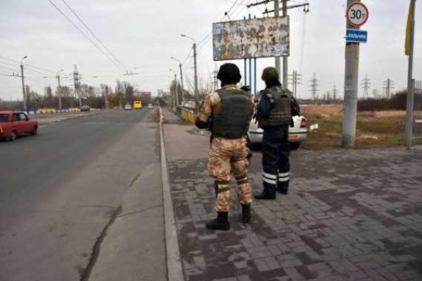 В Мариуполе полицейские спасли жизнь молодой женщине, собравшейся спрыгнуть с моста В Мариуполе полицейские спасли жизнь молодой женщине, собравшейся спрыгнуть с моста