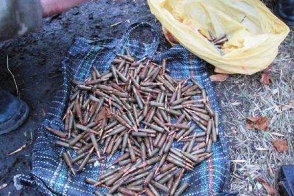 Сотрудники СБУ обнаружили три схрона с боеприпасами в районе проведения АТО Сотрудники СБУ обнаружили три схрона с боеприпасами в районе проведения АТО