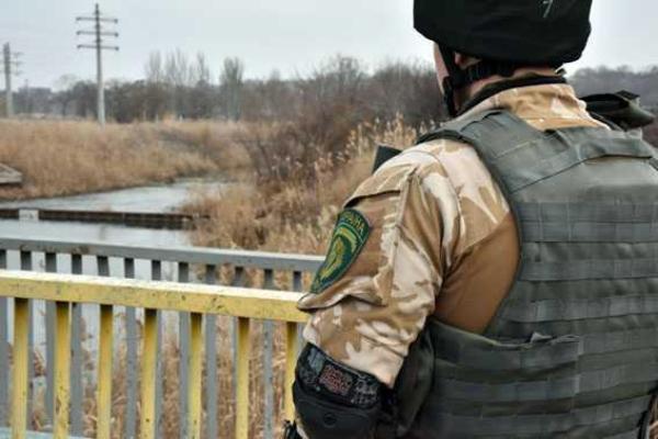 В Мариуполе полицейские спасли жизнь молодой женщине, собравшейся спрыгнуть с моста В Мариуполе полицейские спасли жизнь молодой женщине, собравшейся спрыгнуть с моста