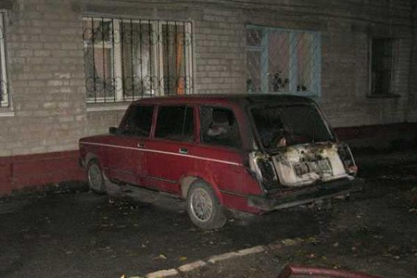 На ночной улице Кременчуга сгорели сразу три автомобиля На ночной улице Кременчуга сгорели сразу три автомобиля