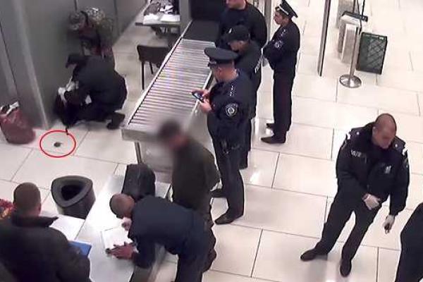 Житель Донетчины пытался пройти на борт самолета с гранатой в ручной клади  Житель Донетчины пытался пройти на борт самолета с гранатой в ручной клади