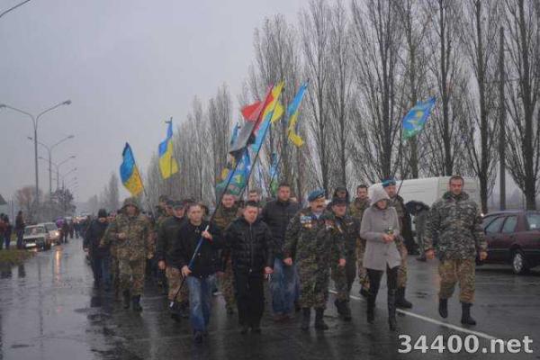 На Ровенщине люди, стоя на коленях под дождем, прощались с погибшим воином АТО На Ровенщине люди, стоя на коленях под дождем, прощались с погибшим воином АТО