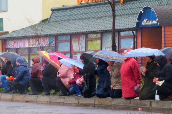 На Ровенщине люди, стоя на коленях под дождем, прощались с погибшим воином АТО На Ровенщине люди, стоя на коленях под дождем, прощались с погибшим воином АТО
