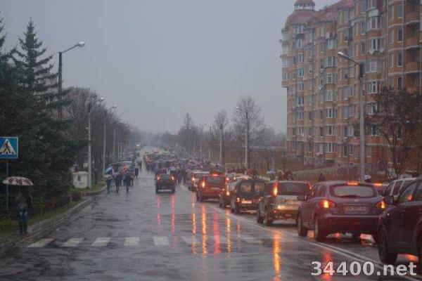 На Ровенщине люди, стоя на коленях под дождем, прощались с погибшим воином АТО На Ровенщине люди, стоя на коленях под дождем, прощались с погибшим воином АТО