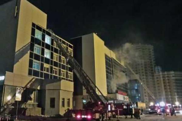 В российском Екатеринбурге шесть часов тушили масштабный пожар в торговом центре "Мегамарт" В российском Екатеринбурге шесть часов тушили масштабный пожар в торговом центре "Мегамарт"