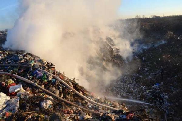 На Ровенщине спасатели 9 часов боролись с огнем на свалке бытовых отходов