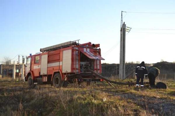 На Ровенщине спасатели 9 часов боролись с огнем на свалке бытовых отходов