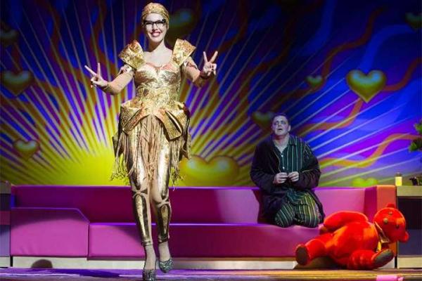 Телеведущая Ксения Собчак играет с Максимом Виторганом на одной сцене в спектакле "Женитьба"