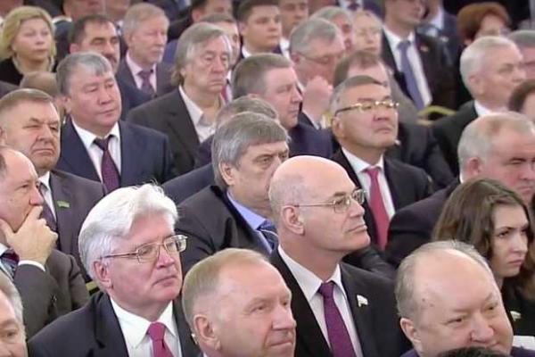 Соцсети шутят: Путин чуть "до смерти" не усыпил зрителей, слушавших его выступление перед Федеральным собранием