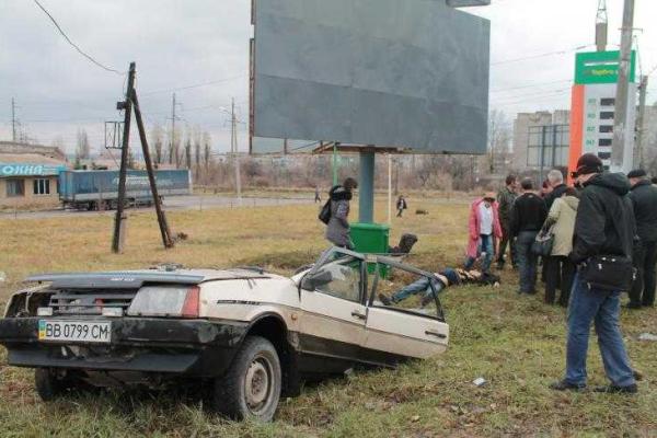 Кровавое ДТП в Стаханове: машину разорвало на части, есть жертвы Кровавое ДТП в Стаханове: машину разорвало на части, есть жертвы
