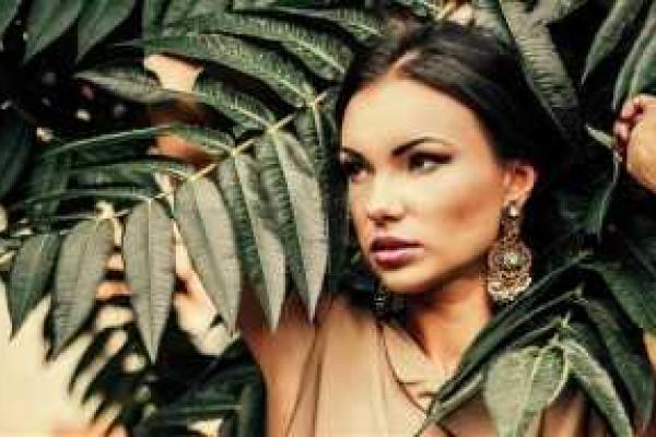 Закарпатская фотомодель сменила купальник на форму новой патрульной полиции Закарпатская фотомодель сменила купальник на форму новой патрульной полиции
