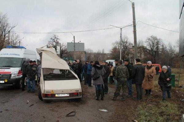 Кровавое ДТП в Стаханове: машину разорвало на части, есть жертвы Кровавое ДТП в Стаханове: машину разорвало на части, есть жертвы