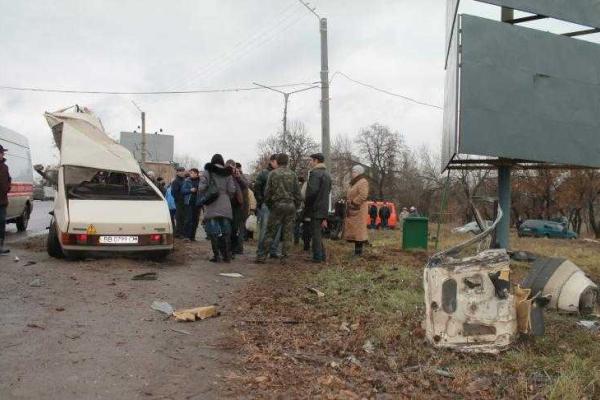 Кровавое ДТП в Стаханове: машину разорвало на части, есть жертвы Кровавое ДТП в Стаханове: машину разорвало на части, есть жертвы