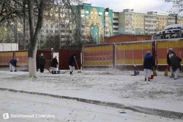  В белорусском городе Солигорск выросли сугробы из муки В белорусском городе Солигорск выросли сугробы из муки