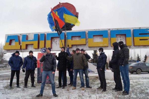 На въезде в Днепропетровск активисты установили портрет Бандеры На въезде в Днепропетровск активисты установили портрет Бандеры