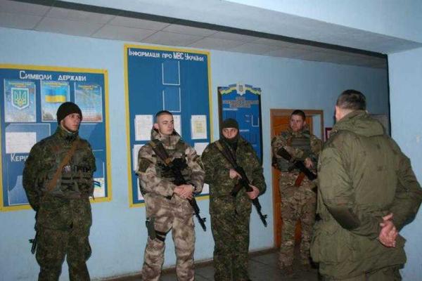 Сотрудники полиции и бойцы ВСУ охраняют правопорядок в городе Счастье и противостоят многочисленным вражеским ДРГ  Сотрудники полиции и бойцы ВСУ охраняют правопорядок в городе Счастье и противостоят многочисленным вражеским ДРГ