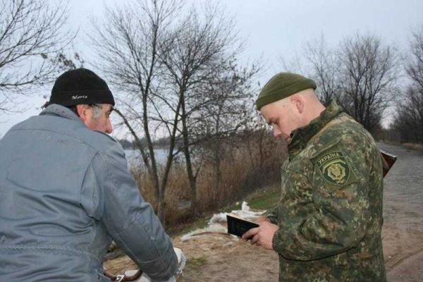 Сотрудники полиции и бойцы ВСУ охраняют правопорядок в городе Счастье и противостоят многочисленным вражеским ДРГ  Сотрудники полиции и бойцы ВСУ охраняют правопорядок в городе Счастье и противостоят многочисленным вражеским ДРГ