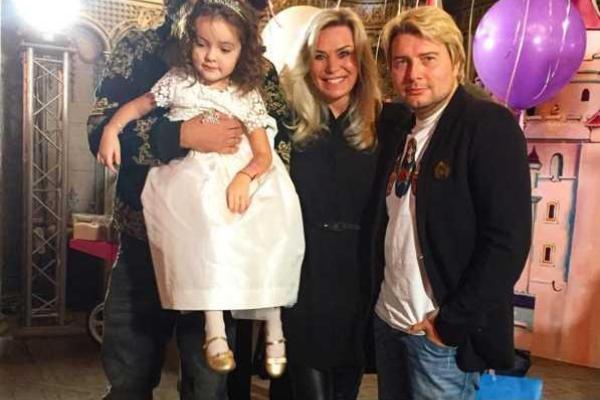 Алла Пугачева с детьми посетила сказочный праздник на дне рождения дочери Киркорова