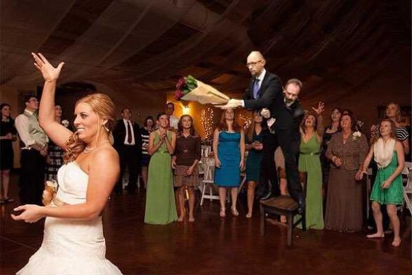 Пользователи Сети юморят над потасовкой Барны и Яценюка. Фотожабы