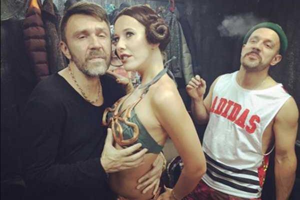 Светская львица Ксения Собчак с мужем стали ведущими на новогоднем корпоративе одного из банков